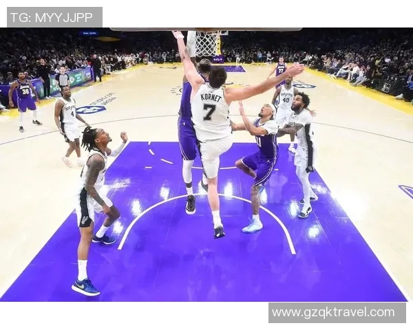 76人马刺夏季联赛激战正酣年轻球员展现无限潜力与激情 76人马刺夏季联赛激战正酣年轻球员展现无限潜力与激情