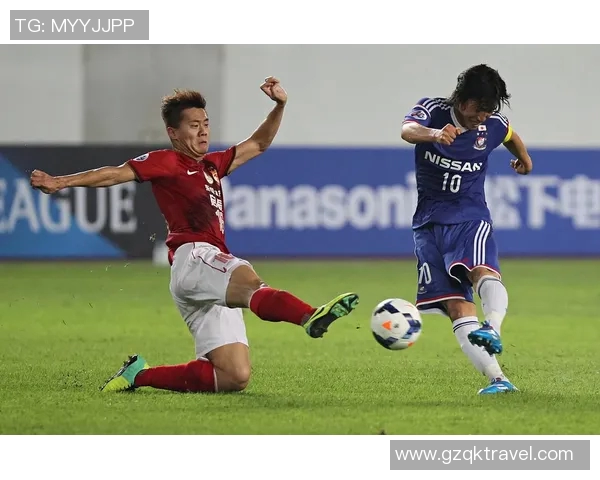 广岛三剑与横滨水手的激烈对决展现足球魅力与团队精神