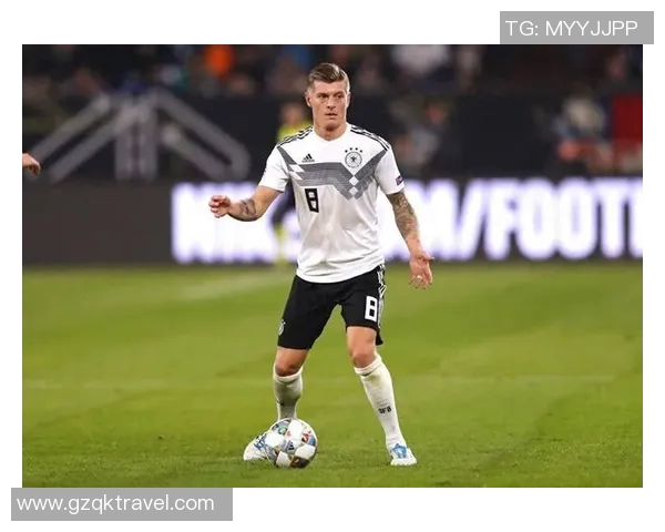 克罗斯在足球世界的传奇之路与影响力探讨 克罗斯在足球世界的传奇之路与影响力探讨