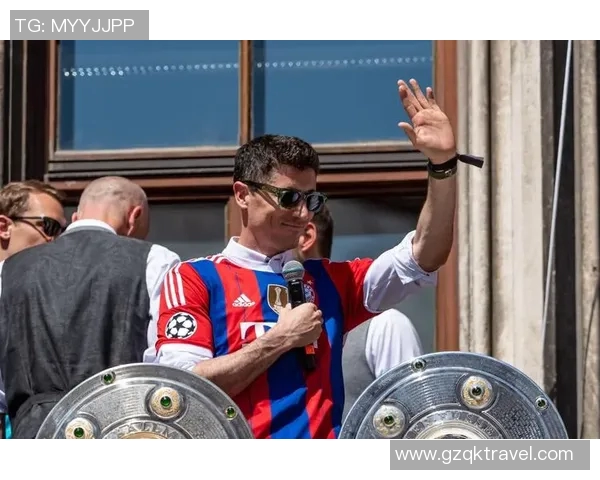 莱万重返德甲对阵拜仁引发球迷愤怒称其忘恩负义情绪高涨